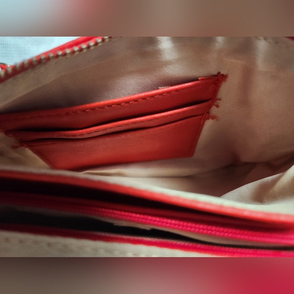 H, RED PURSE, DECOR ON FRONT, CROSSBODY/SHOULDER OR WRISTLET STYLE BAG - Picture 4 of 12